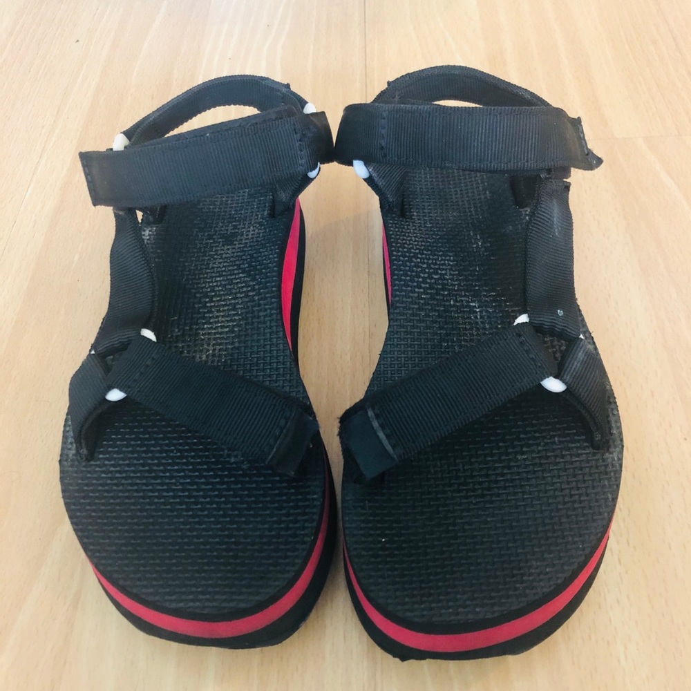 Black/red platform Tevas